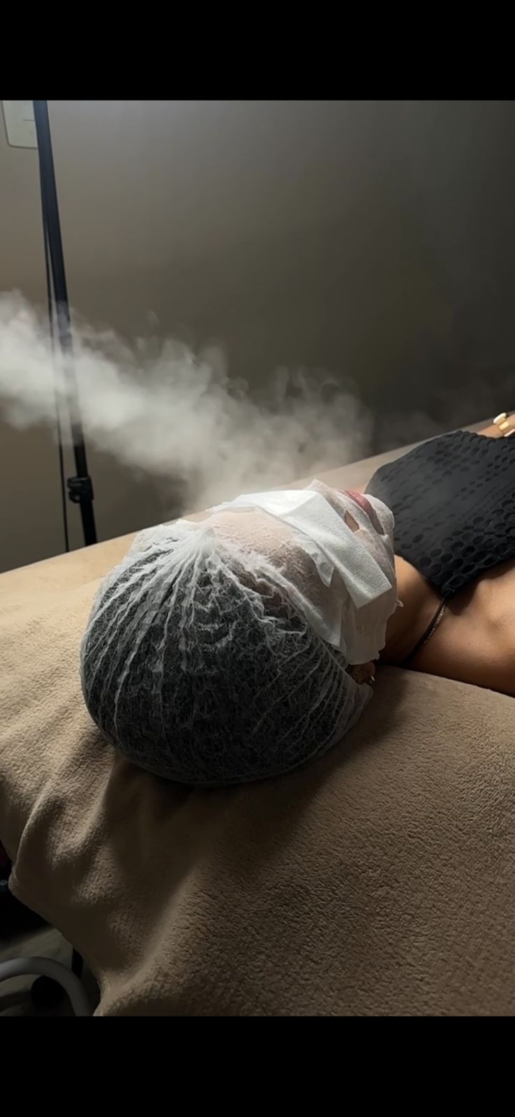 Cliente recebendo tratamento facial com vapor